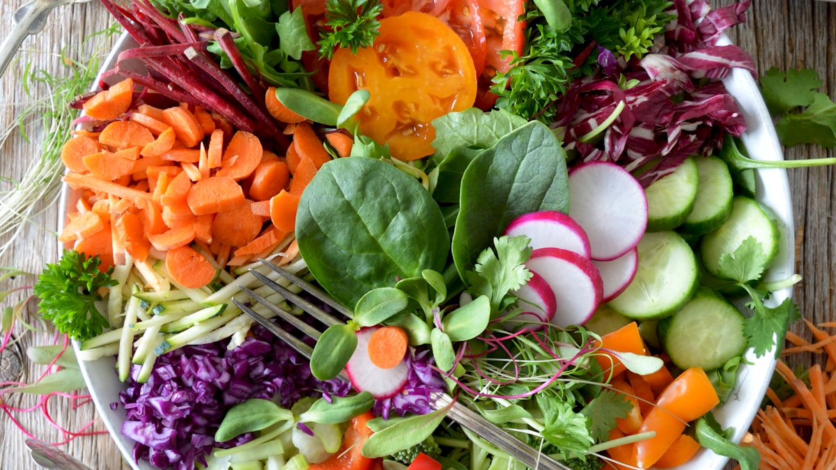 Crisp overhead view of colorful leafy greens and vegetables for a simple supplement label reading guide
