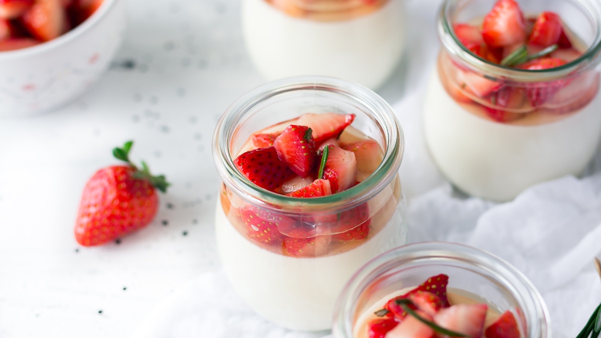 Text-free outdoor path surrounded by greenery for a flexible everyday movement article